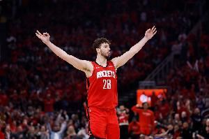 申京：新赛季会承受很大压力我们能应对 大家像战士一样刻苦专注