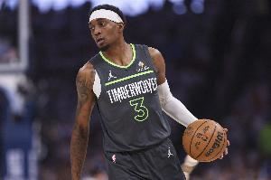 效率不错！麦克丹尼尔斯半场8中5&三分1中1拿到12分 另有1次助攻