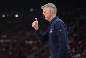 科尔：我们有太多不必要的犯规 给了对手28个罚球&这太多了