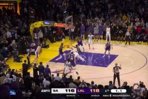 马刺湖人裁判报告:马刺最后0.4秒误获球权 球是凯尔登碰出底线的