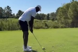 害搁那高尔夫！詹姆斯更推：在油管上看高尔夫视频太带派了！！