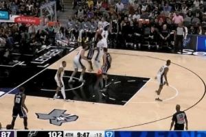 不放弃!威少早早底角等待 接球不犹豫自信三分出手命中!